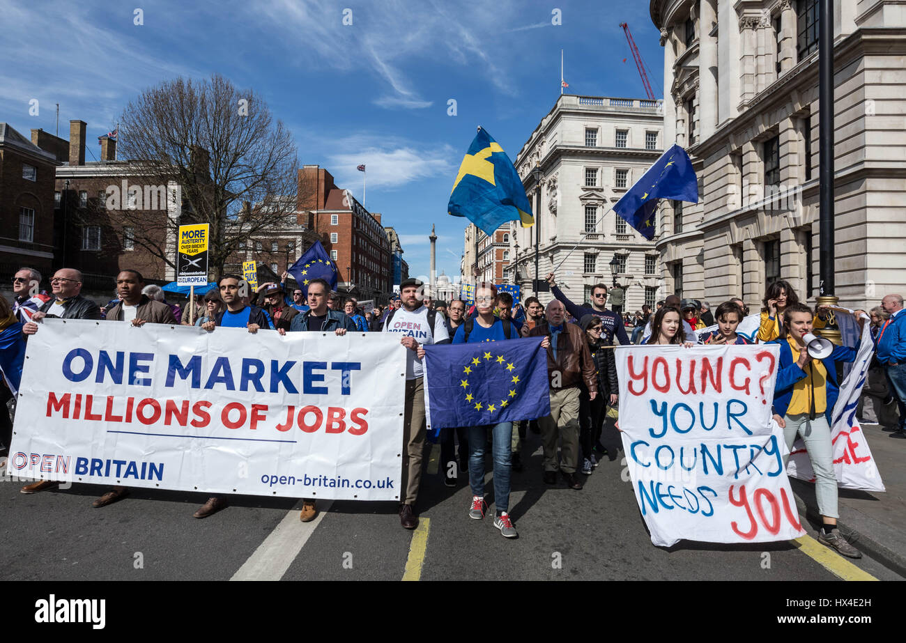 Londres, Royaume-Uni. 25 mars, 2017. "S'unir pour l'Europe" de protestation anti-Brexit a vu plusieurs milliers de manifestants restent mars à Londres centre de rassemblement à la place du Parlement de Westminster © Guy Josse/Alamy Live News Banque D'Images