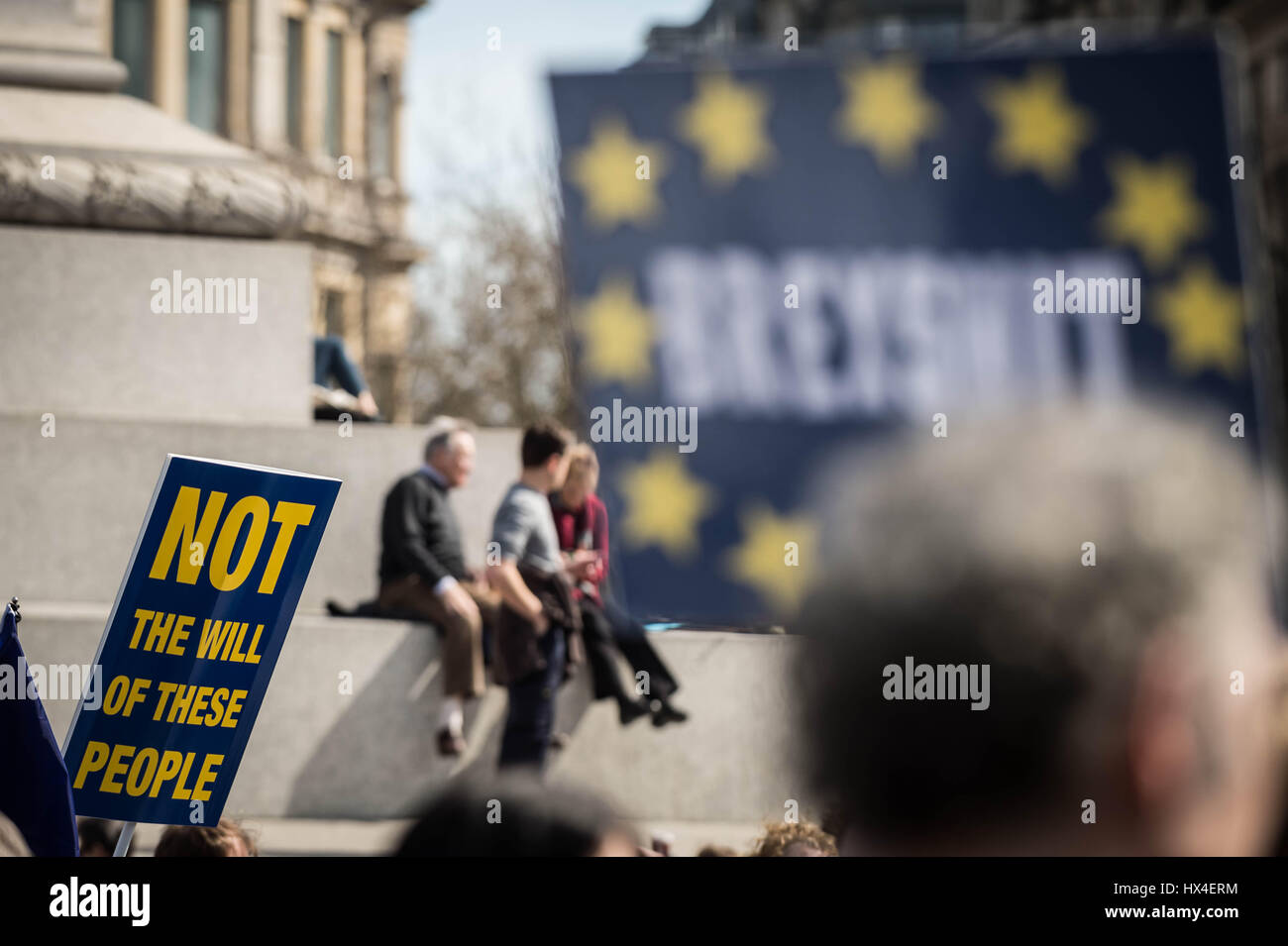 Londres, Royaume-Uni. 25 mars, 2017. "S'unir pour l'Europe" de protestation anti-Brexit a vu plusieurs milliers de manifestants restent mars à Londres centre de rassemblement à la place du Parlement de Westminster © Guy Josse/Alamy Live News Banque D'Images