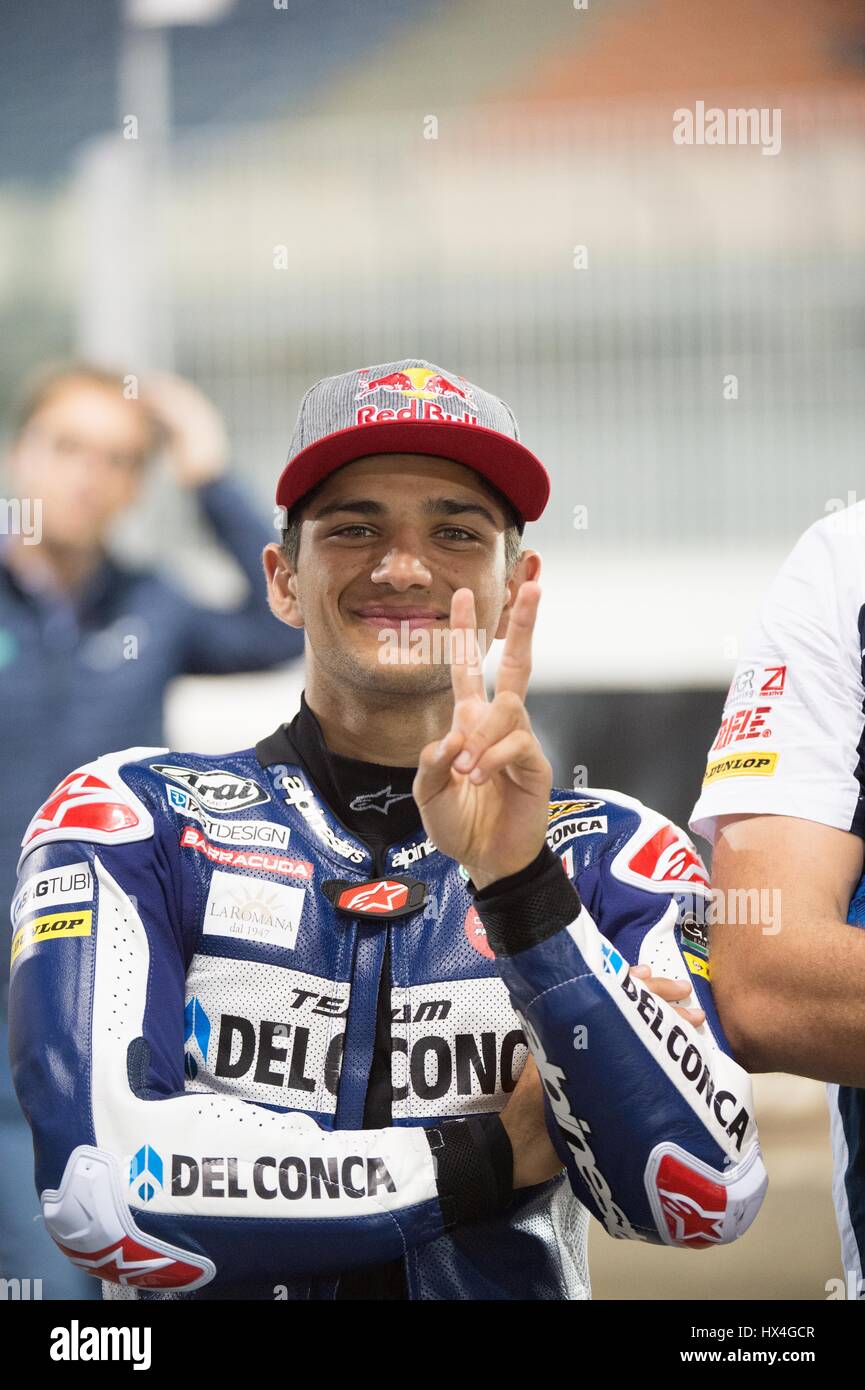 Le Circuit International de Losail, au Qatar. Mar 25, 2017. Jorge Martin qui fait de la moto pour Honda Gresini Moto3 del Conca attend dans la voie des stands que la qualification pratique est retardé en raison de la pluie. Crédit : Tom Morgan/Alamy Live News Banque D'Images