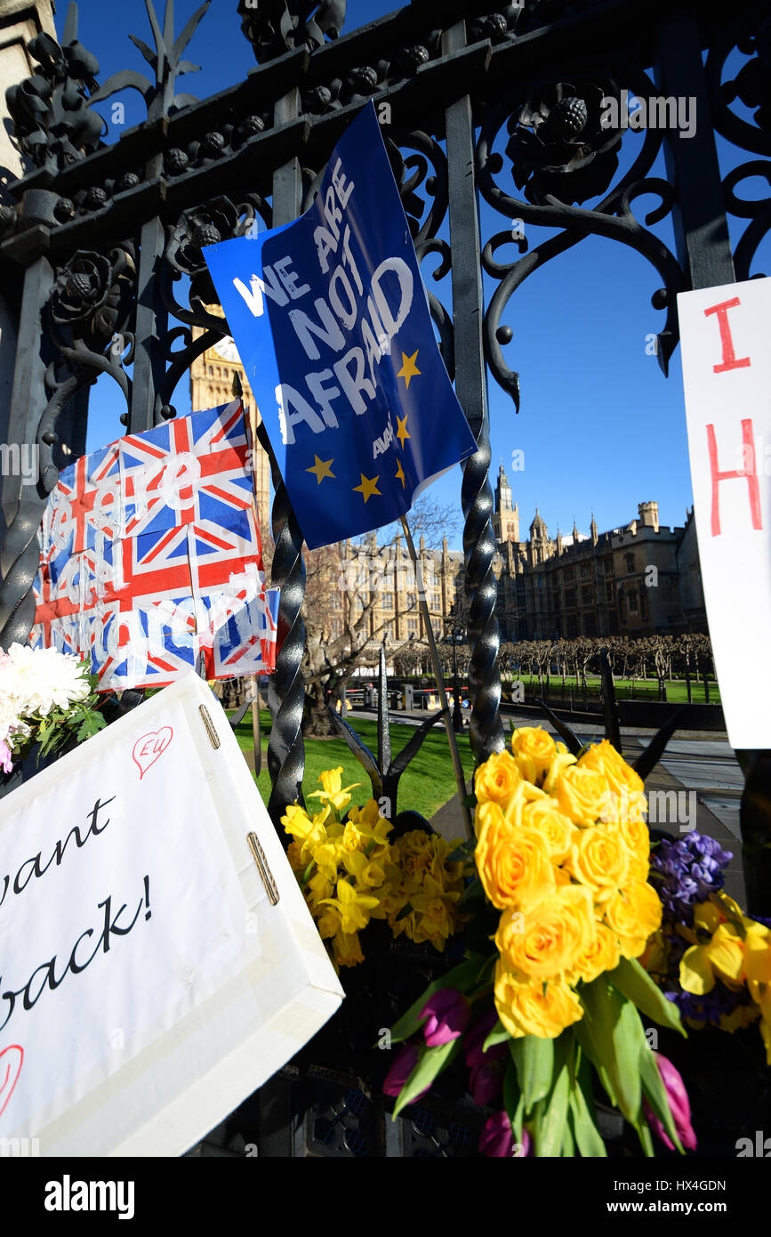 Fleurs attachées à la clôture du Palais de Westminster par des marcheurs manifestant contre le « Brexit ». Ils ont été placés pour honorer les vies perdues pendant l'attaque terroriste, y compris PC Keith Palmer à l'intérieur du terrain Banque D'Images