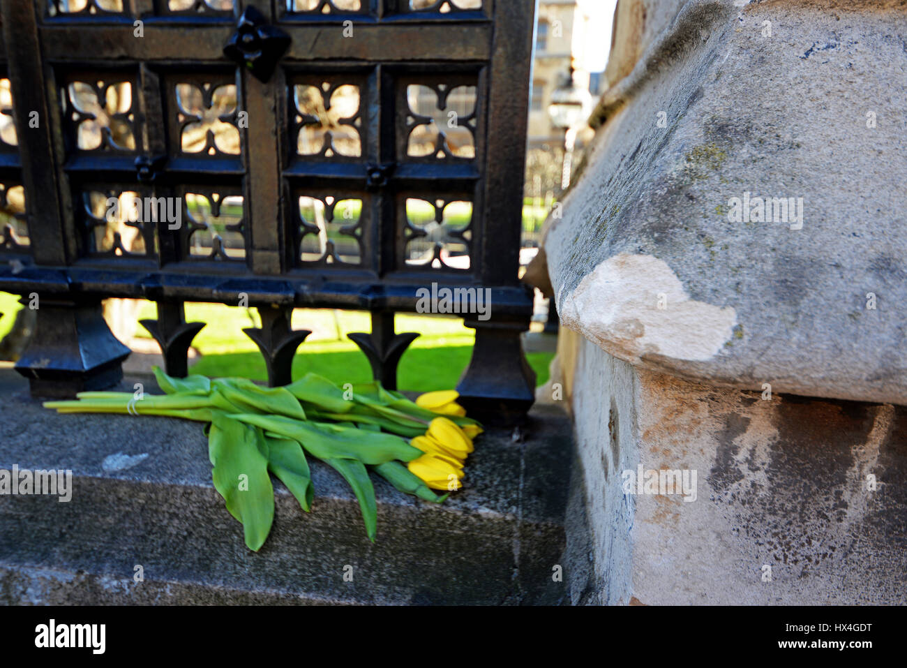 Dommages à la paroi à l'extérieur du Parlement étaient visibles le terroriste s'est écrasé la voiture avant d'entrer sur le terrain et de tuer Keith Palmer PC. Fleurs Banque D'Images