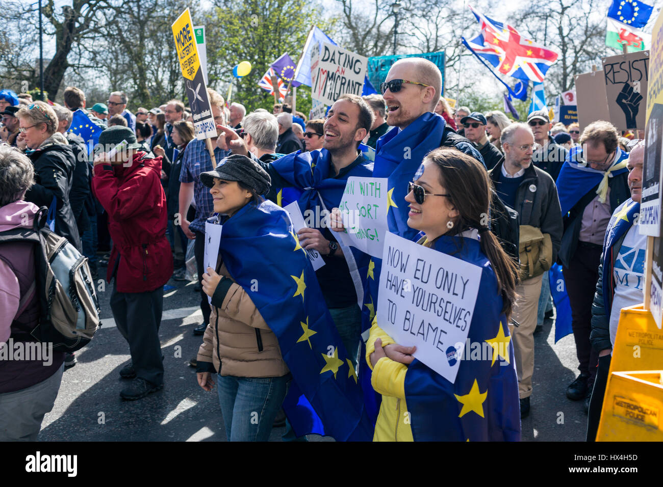 Londres, Royaume-Uni. Mar 25, 2017. Personnes marche dans les rues de Londres en mars pour l'Europe 2017 : Crédit Radek Bayek/Alamy Live News Banque D'Images