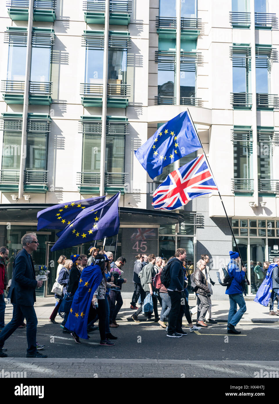 Londres, Royaume-Uni. Mar 25, 2017. Personnes qui défendent avec de grands drapeaux britanniques et de l'UE. Pour l'Europe mars 2017 Credit : Radek Bayek/Alamy Live News Banque D'Images