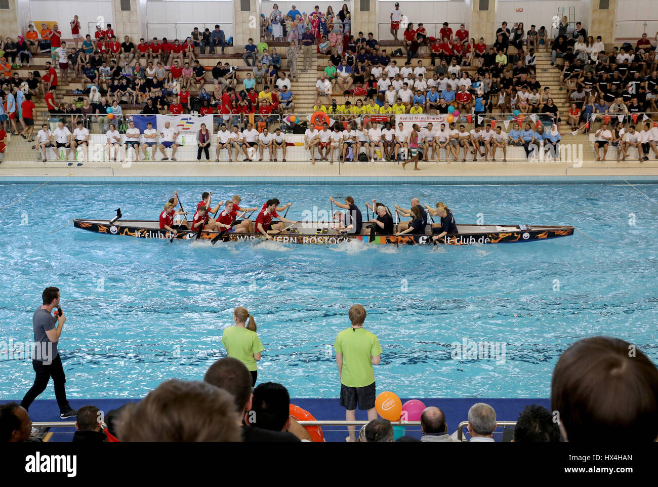 Rostock, Allemagne. Mar 22, 2017. Les équipes s'affrontent dans une course de bateaux-dragons au cours de la 'Tag gegen Rassismus" (lit. Journée contre le racisme) dans l'hôtel Neptun piscine intérieure à Rostock, Allemagne, 22 mars 2017. Deux équipes se font face dans un bateau. Plus on pousse le bateau dans sa direction et gagne. Photo : Bernd Wüstneck/dpa-Zentralbild/ZB/dpa/Alamy Live News Banque D'Images