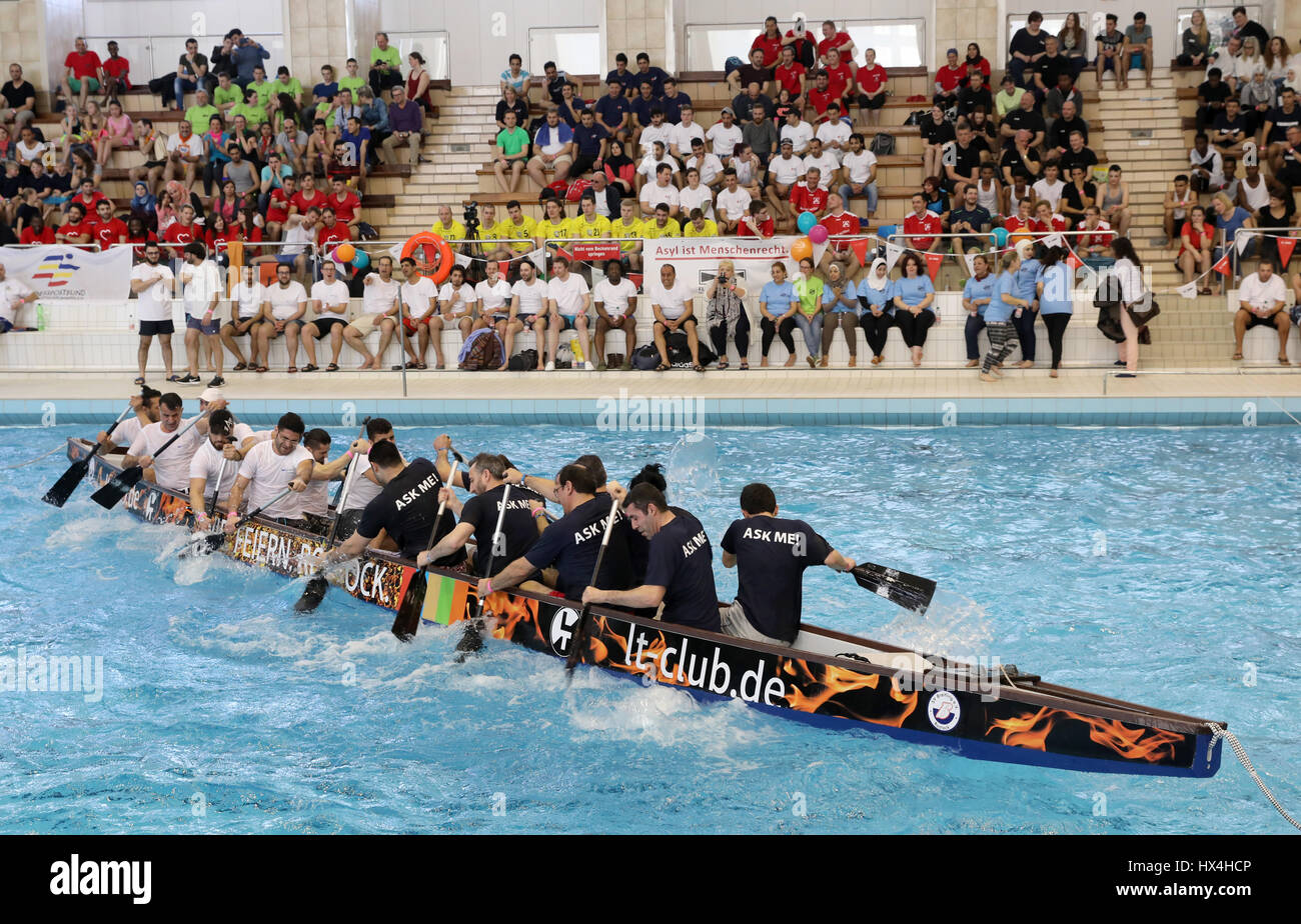 Rostock, Allemagne. Mar 22, 2017. Les équipes s'affrontent dans une course de bateaux-dragons au cours de la 'Tag gegen Rassismus" (lit. Journée contre le racisme) dans l'hôtel Neptun piscine intérieure à Rostock, Allemagne, 22 mars 2017. Deux équipes se font face dans un bateau. Plus on pousse le bateau dans sa direction et gagne. Photo : Bernd Wüstneck/dpa-Zentralbild/ZB/dpa/Alamy Live News Banque D'Images