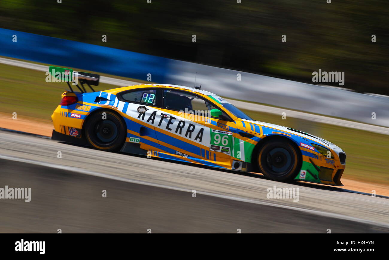 Le Turner BMW avec les couleurs d'Katerra passé tourner 7 courses vers le nord de la circuit de Sebring. Banque D'Images