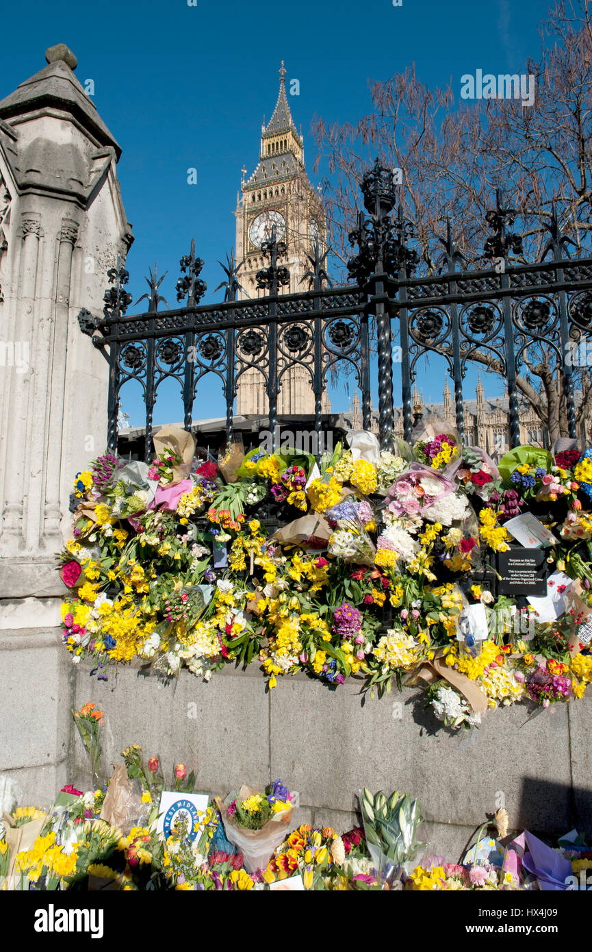 Londres 25 mars 2017. Des fleurs en hommage à ceux qui sont morts à la suite de l'incident terroriste survenu le 23 mars Crédit : Patrick nairne/Alamy Live News Banque D'Images