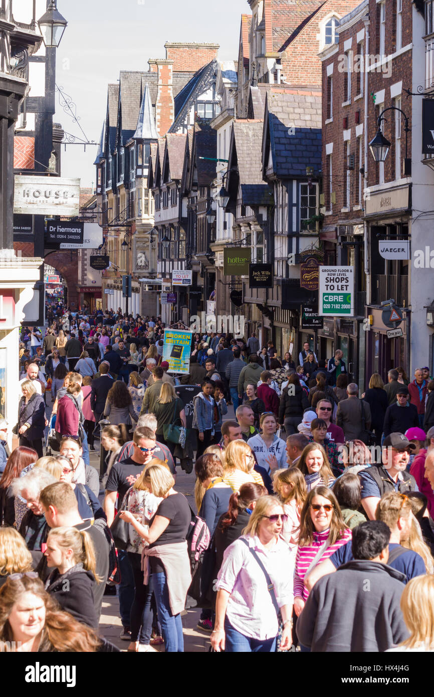 Chester, Cheshire, Royaume-Uni. 25 mars, 2017. Samedi printemps chaud météo Mars met en évidence la foule d'acheteurs et visiteurs sur Eastgate Street, dans la ville antique de Chester en Angleterre après la météo sombres à froid de ces derniers mois. Photo : Alamy/Pimborough Live News. Banque D'Images