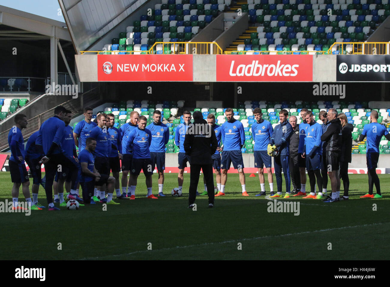 Belfast, Irlande du Nord. 25 mars, 2017. Stade national de football à Windsor Park, Belfast, Irlande du Nord. 25 mars 2017. L'Irlande du manager Michael O'Neill (centre) parle à son équipe avant la formation. L'Irlande du Nord Norvège jouer dans leur qualification de la Coupe du Monde au rez-de-demain soir. David Hunter/Alamy Live News. Banque D'Images