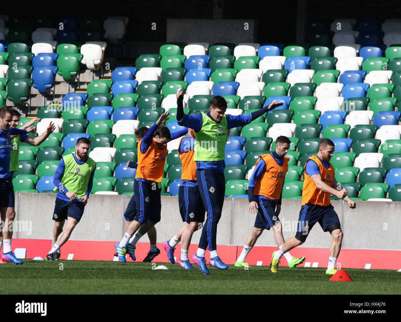 Belfast, Irlande du Nord. 25 mars, 2017. Stade national de football à Windsor Park, Belfast, Irlande du Nord. 25 mars 2017. L'Irlande du manager Michael O'Neill (centre) parle à son équipe avant la formation. L'Irlande du Nord Norvège jouer dans leur qualification de la Coupe du Monde au rez-de-demain soir. David Hunter/Alamy Live News. Banque D'Images