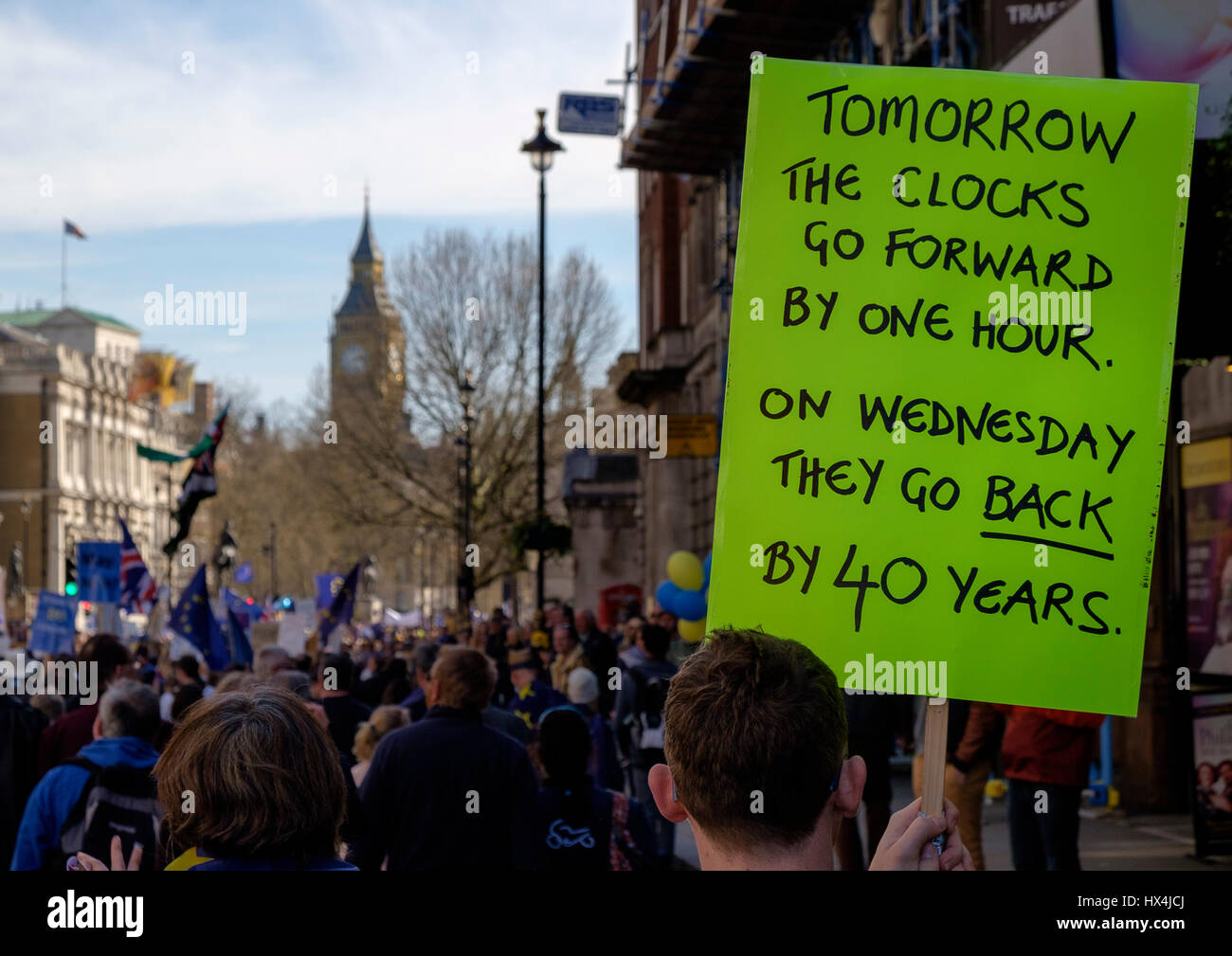 Londres, Royaume-Uni. Mar 25, 2017. Les manifestants s'unissent pour l'Europe montrent mars dans les rues de Westminster, London le dernier jour avant les horloges aller de l'avant. Une bannière d'esprit fait référence à l'article 50 avis. Crédit : Scott Hortop/Alamy Live News Banque D'Images