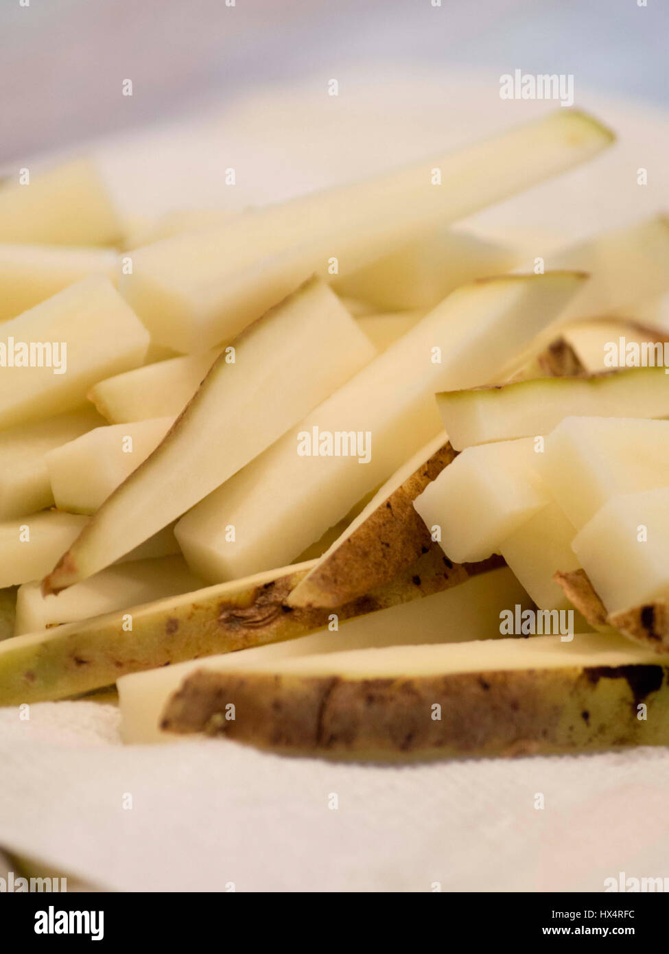 Une pomme de terre qui a été découpée en tranches pour faire des frites. Banque D'Images