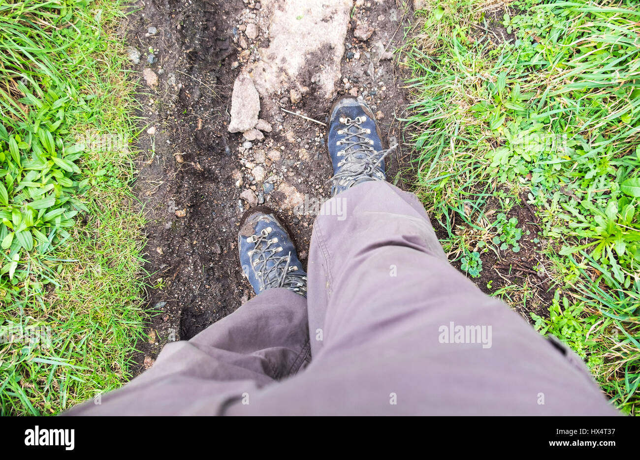 Une première personne point de vue (POV) en regardant les jambes et bottes de marche Banque D'Images