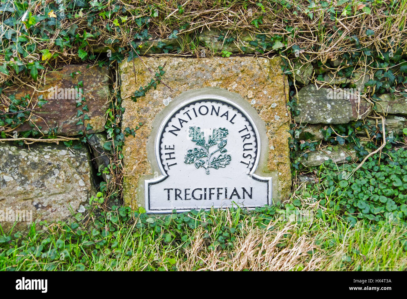 Un signe pour le Tregiffian,une chambre funéraire néolithique ou début de l'âge du Bronze recloisonnées tombe. près de West Cornwall, Angleterre Lamorna, UK Banque D'Images