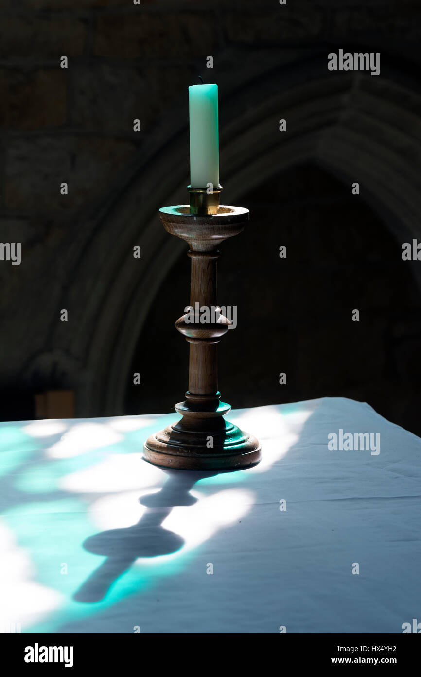 Une bougie sur l'autel de l'église Saint Pierre, Hanwell, Oxfordshire, England, UK Banque D'Images