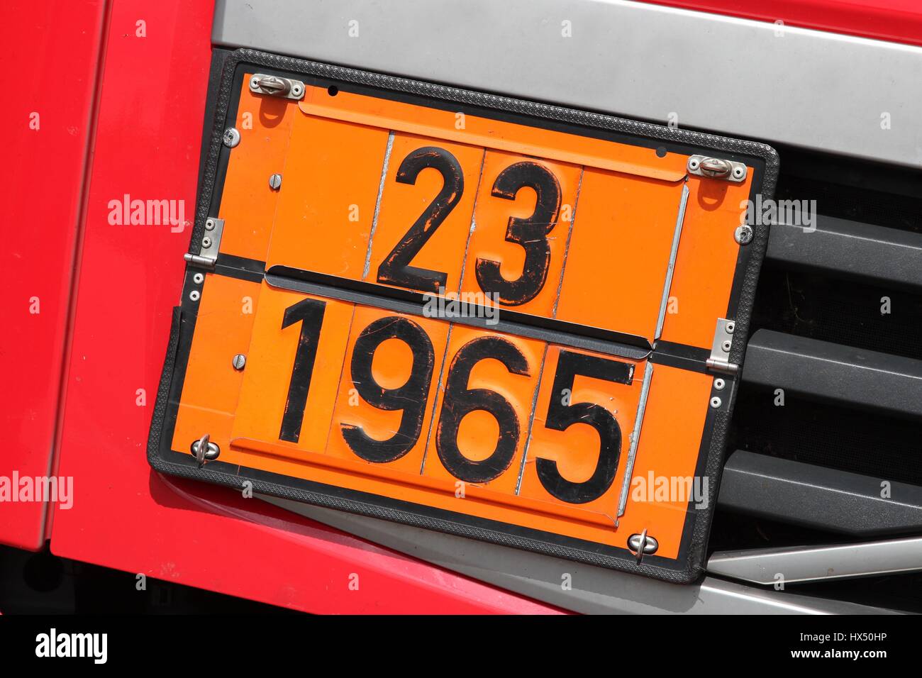 Plaque de couleur orange avec numéro d'identification du danger 23 et numéro ONU 1965 (hydrocarbures gazeux liquéfiés, n.s.a.) Banque D'Images