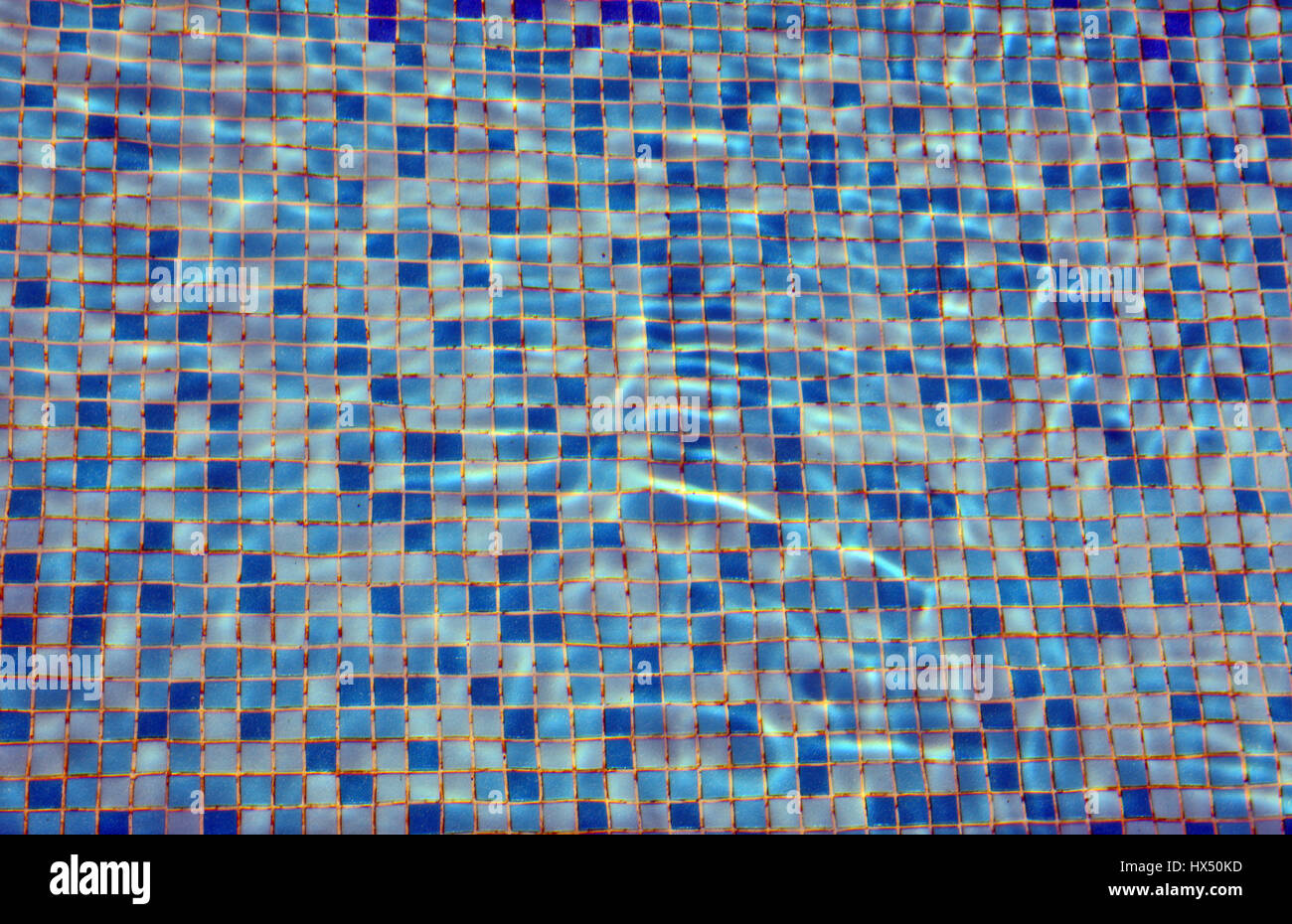 Le fond de la piscine et un jeu de lumière et d'eau. Banque D'Images