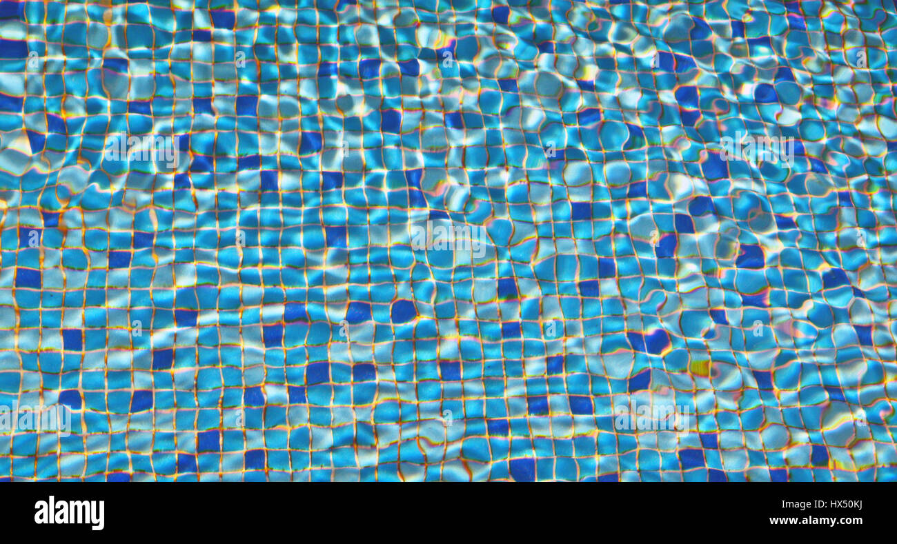 Le fond de la piscine et un jeu de lumière et d'eau. Banque D'Images