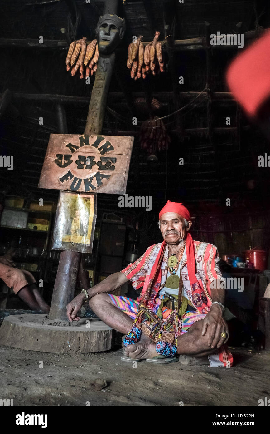 Portrait de Mateos Anin, un ancien de la communauté, à l'intérieur de sa maison dans le village de Fatumnasi, Timor central du Sud, Nusa Tenggara de l'est, Indonésie. Banque D'Images