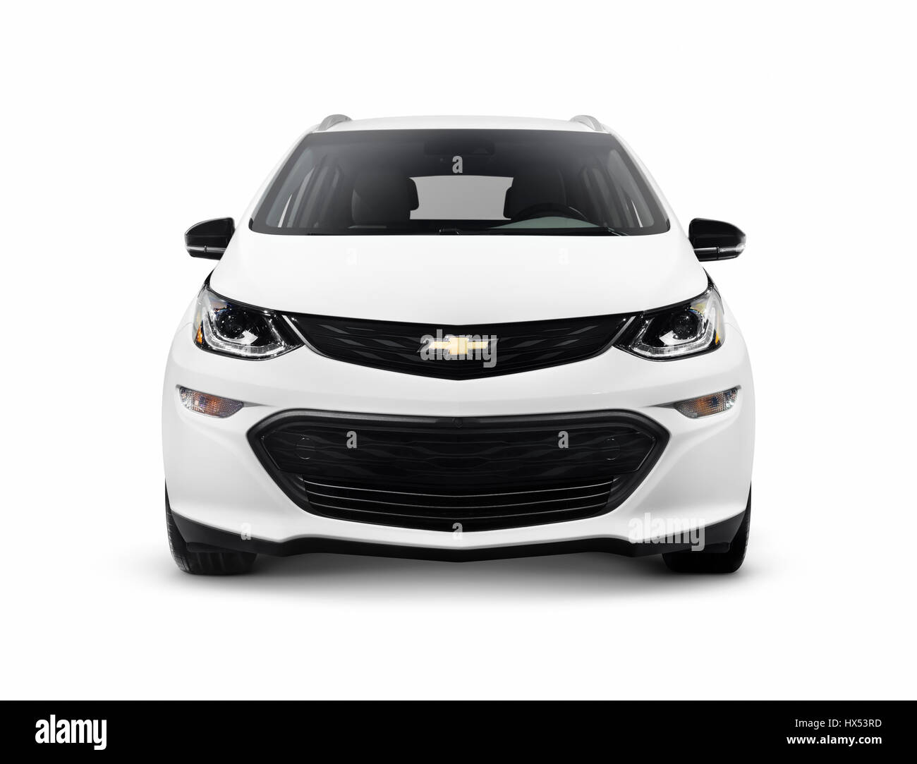 Licence disponible sur MaximImages.com - vue avant de la voiture électrique 2017 Chevrolet Bolt EV blanche isolée sur fond blanc avec chemin de coupure Banque D'Images