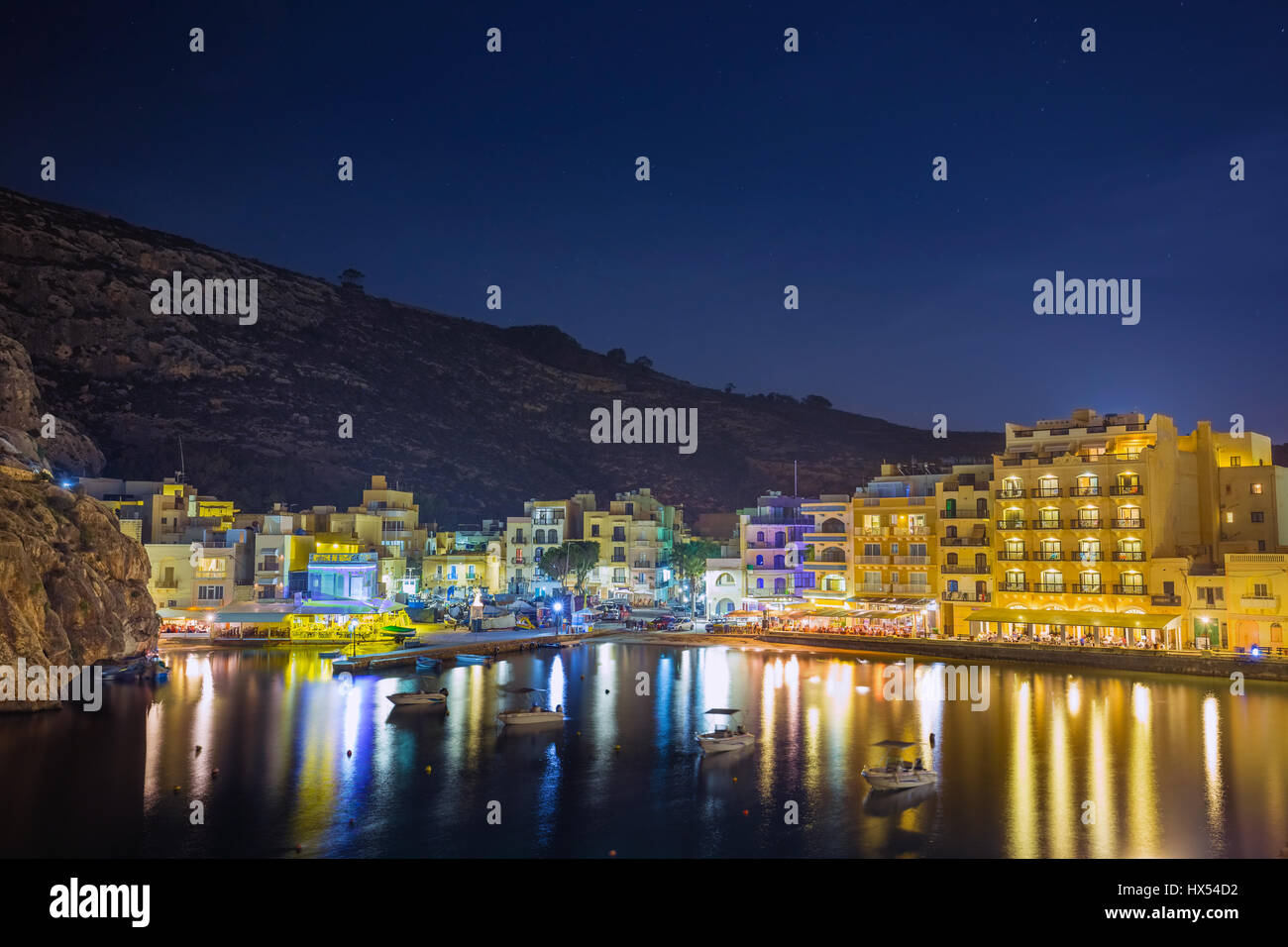Xlendi, Gozo - belle vue aérienne sur la baie de Xlendi par nuit avec restaurants et vie nocturne animée de l'île de Gozo Banque D'Images