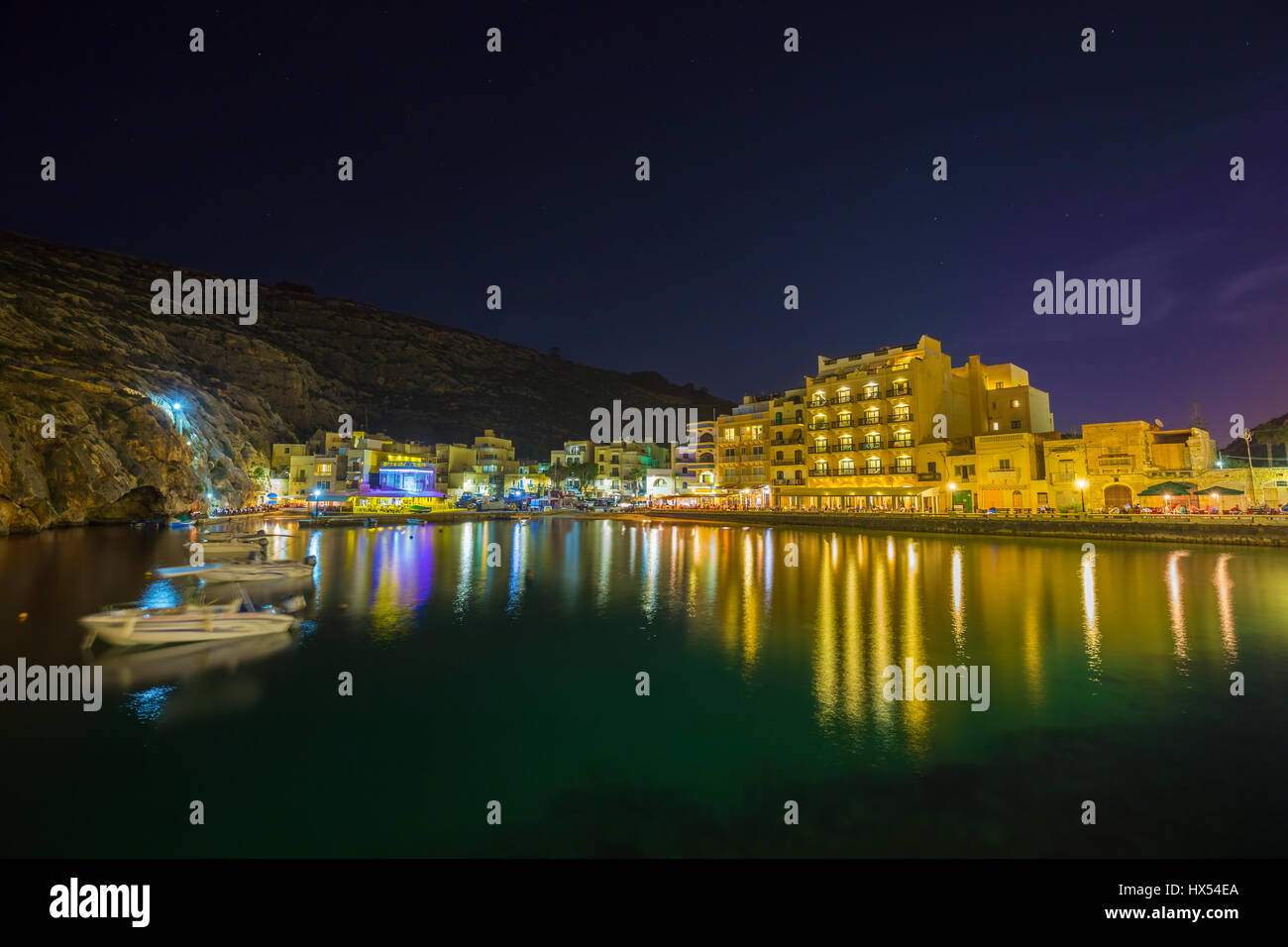 Xlendi, Gozo - belle vue aérienne sur la baie de Xlendi par nuit avec des restaurants, des bateaux et de la vie nocturne animée de l'île de Gozo Banque D'Images