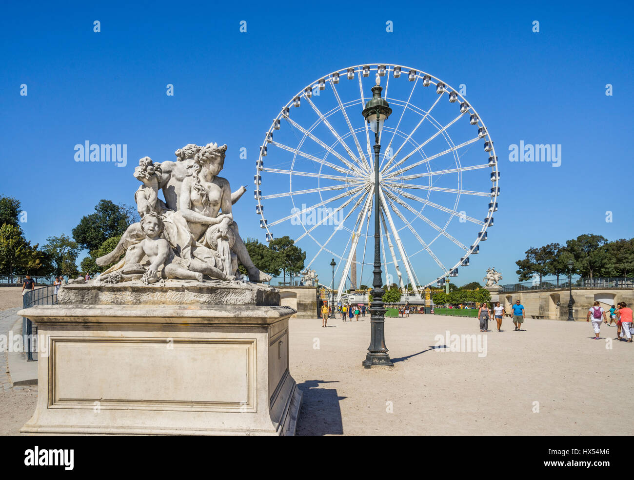 France, Paris, statuaire classique au Jardin des Tuileries dans le contexte du Grand Carousel Ferries Wheel Banque D'Images