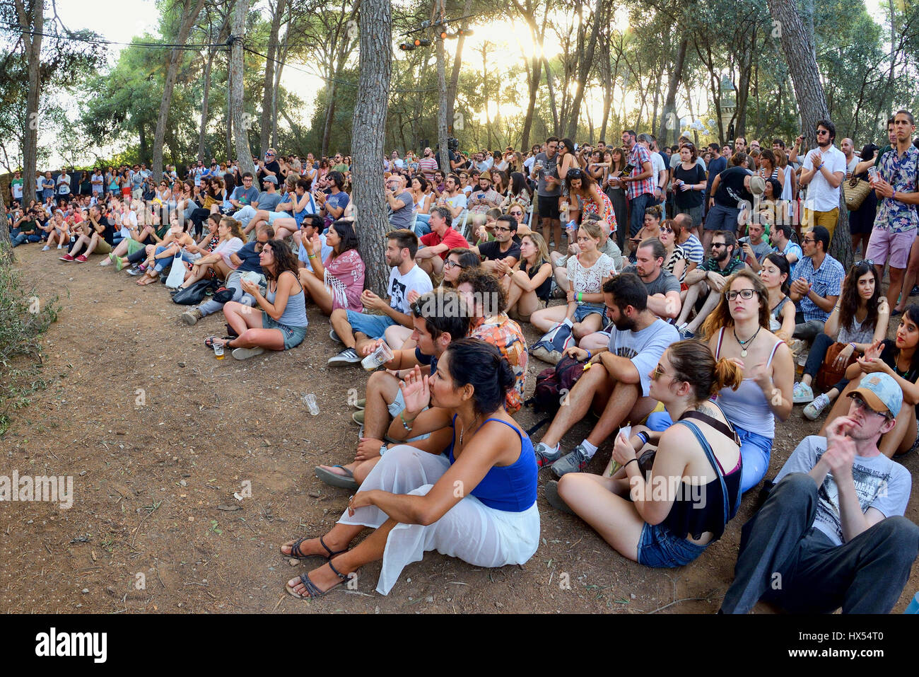 Barcelone - Jul 3 : Les gens de l'auditoire regarder un concert au Festival de Vida le 3 juillet 2015 à Barcelone, Espagne. Banque D'Images