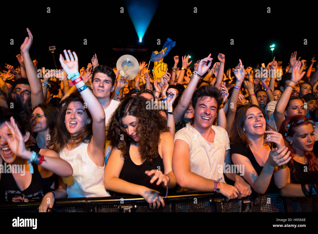 BENICASSIM, ESPAGNE - 16 juil : foule lors d'un concert au Festival de Musique le 16 juillet 2015 à Benicassim, Espagne. Banque D'Images