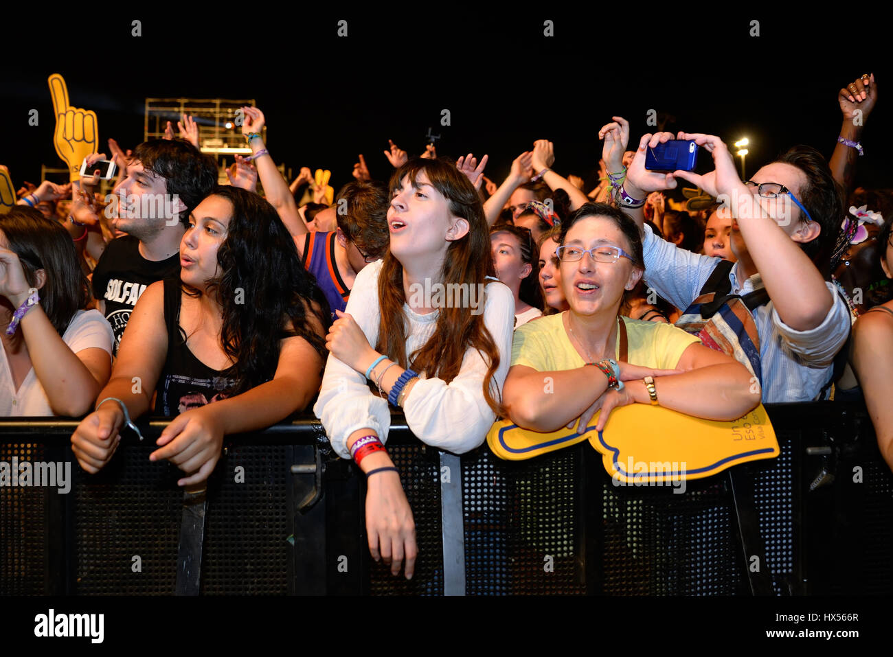 BENICASSIM, ESPAGNE - 16 juil : foule lors d'un concert au Festival de Musique le 16 juillet 2015 à Benicassim, Espagne. Banque D'Images