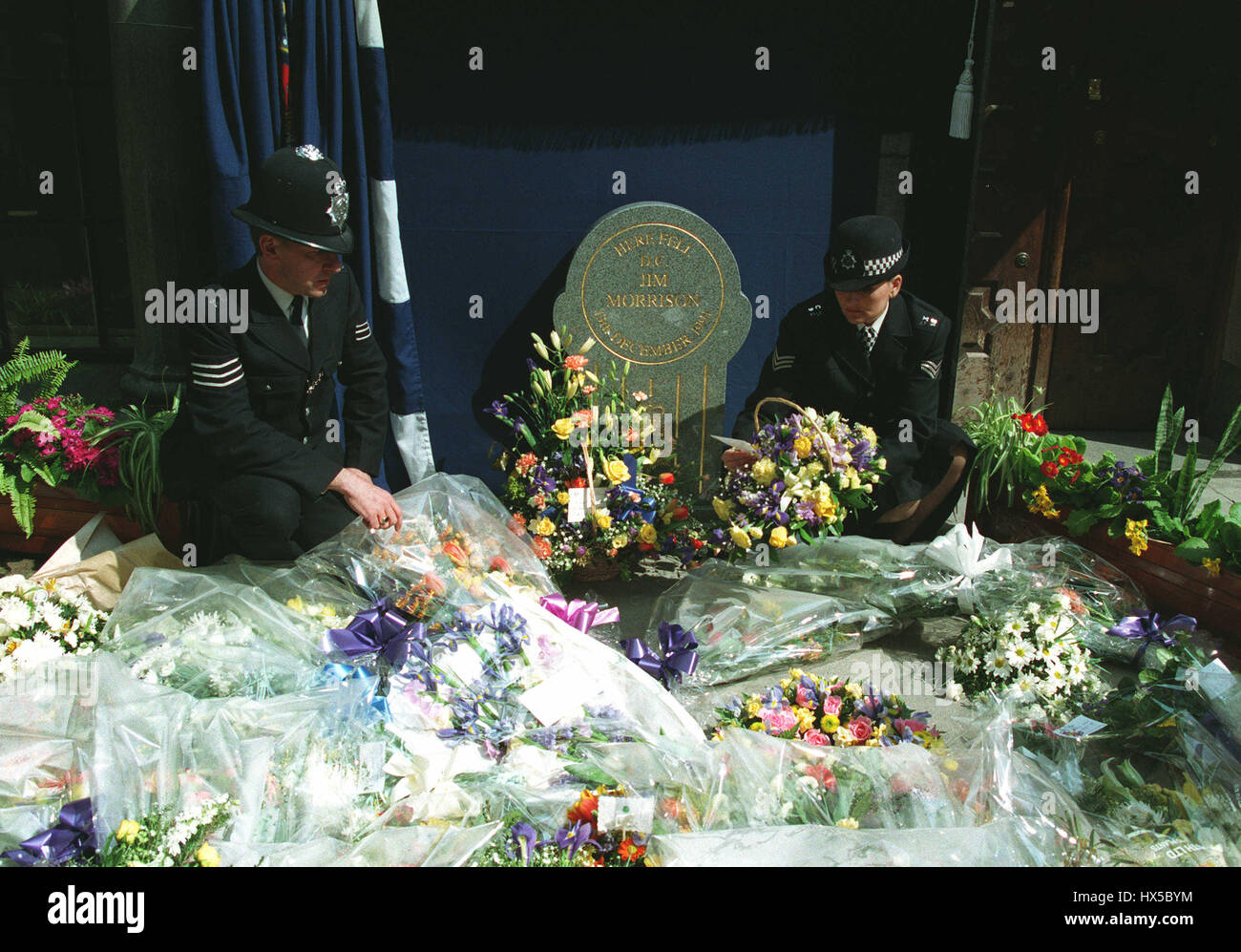 Les policiers déposent des fleurs au monument commémoratif à D.C. JIM MORRISON 27 Avril 1994 Banque D'Images