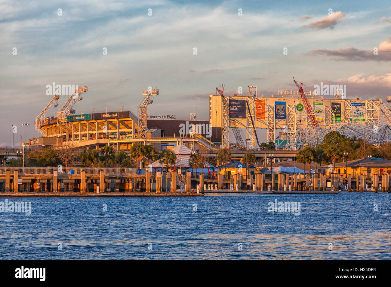 Coucher du soleil sur l'Everbank Field Stadium (équipe NFL Jaguars) sur St Johns River dans le centre-ville de Jacksonville, Floride. Récemment renommé en tant que banque. champ TIAA Banque D'Images