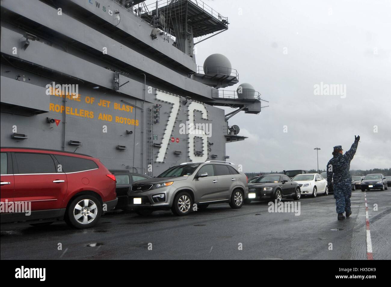 Des marins, des voitures transportant des porte-avions USS Ronald Reagan (CVN 76) Départ de Bremerton, Washington pour San Diego après plus d'un an de maintenance, Puget Sound, 2013. Image courtoisie Charles D. Gaddis IV/US Navy. Banque D'Images