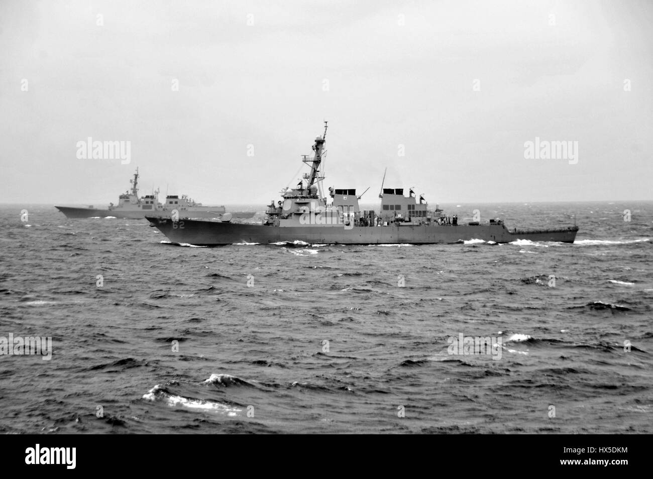La classe Arleigh Burke destroyer lance-missiles USS Fitzgerald (DDG 62) effectue des manoeuvres tactiques avec un navire de la marine de la République de Corée, à l'est de la péninsule de Corée, 2013. Image courtoisie Ricardo R. Guzman/US Navy. Banque D'Images
