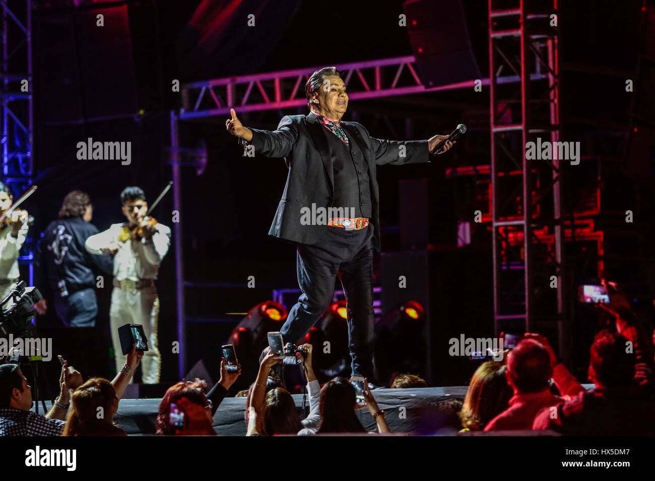 El cantante de Música Popular Mexicana, Juan Gabriel , durante la noche de su concierto en expoForum como parte de su gira noa noa. ©Foto : Stringer/N Banque D'Images