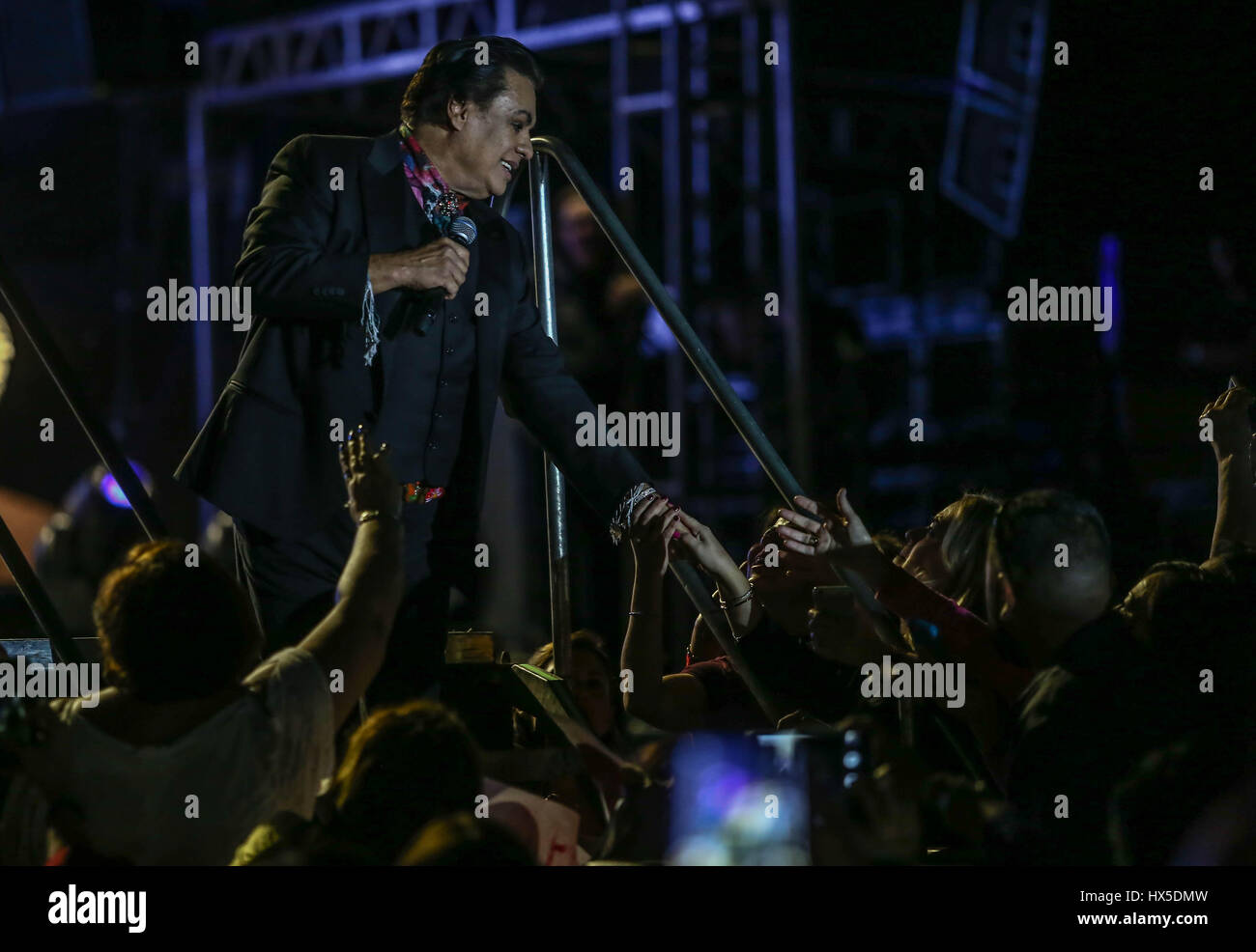 El cantante de Música Popular Mexicana, Juan Gabriel , durante la noche de su concierto en expoForum como parte de su gira noa noa. ©Foto : Stringer/N Banque D'Images