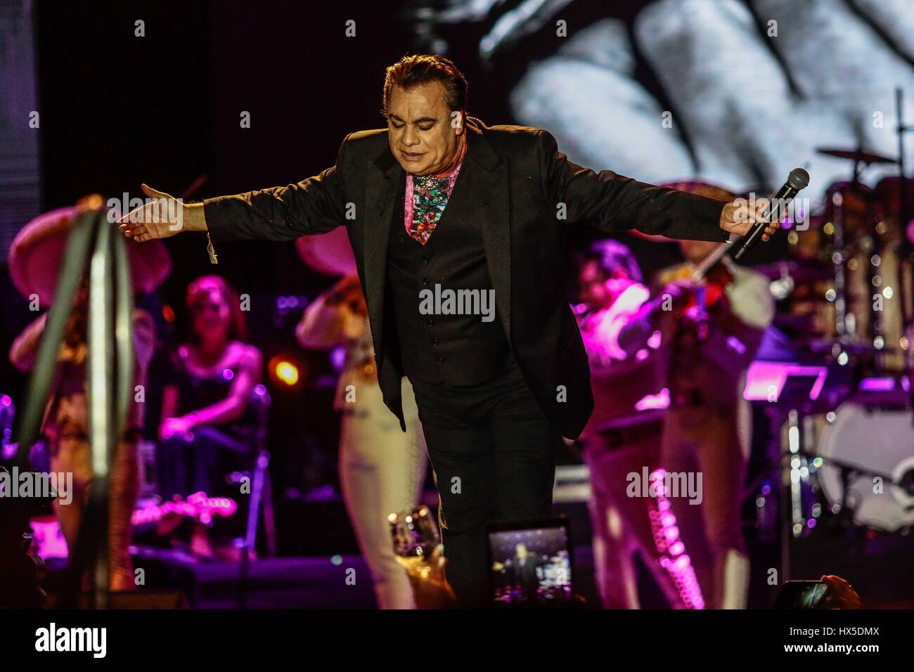 El cantante de Música Popular Mexicana, Juan Gabriel , durante la noche de su concierto en expoForum como parte de su gira noa noa. ©Foto : Stringer/N Banque D'Images