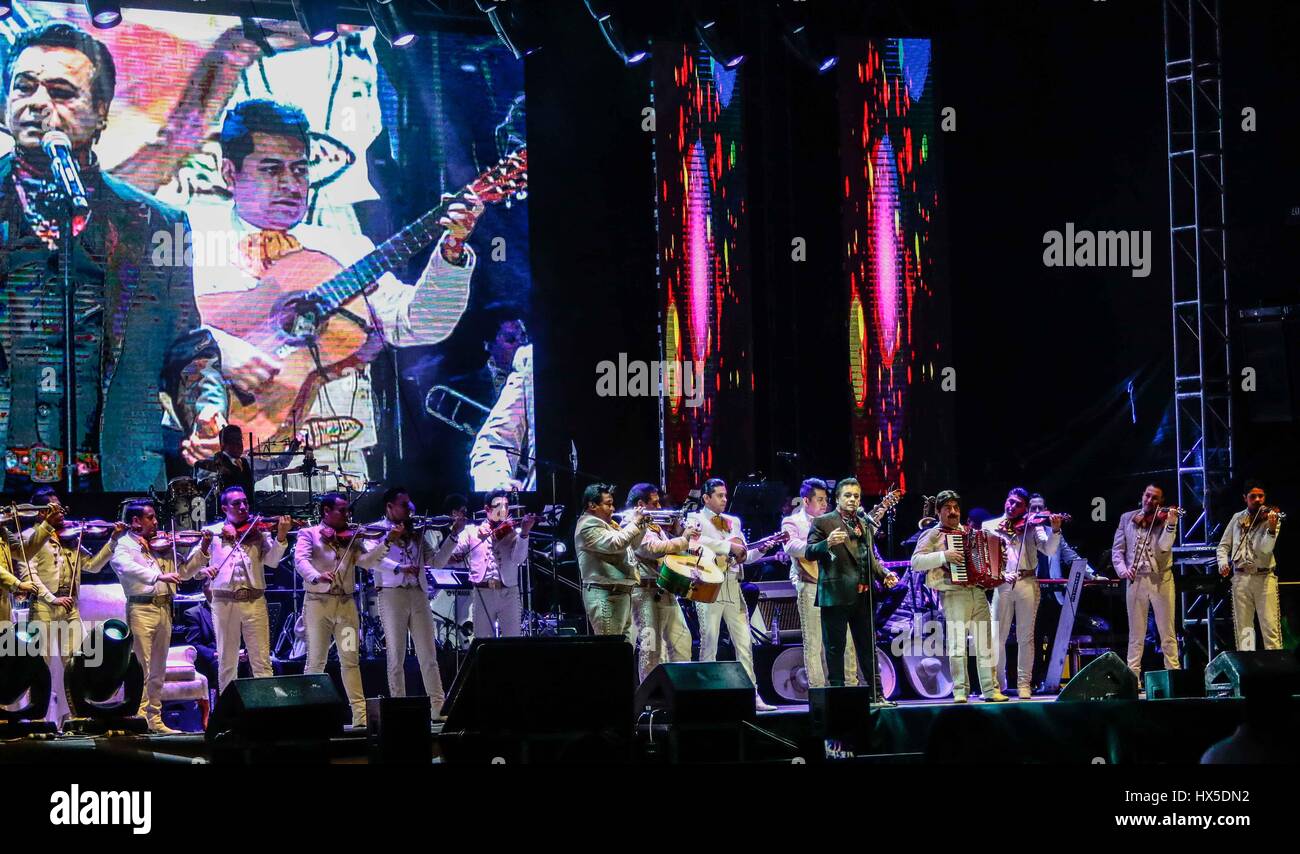 El cantante de Música Popular Mexicana, Juan Gabriel , durante la noche de su concierto en expoForum como parte de su gira noa noa. ©Foto : Stringer/N Banque D'Images