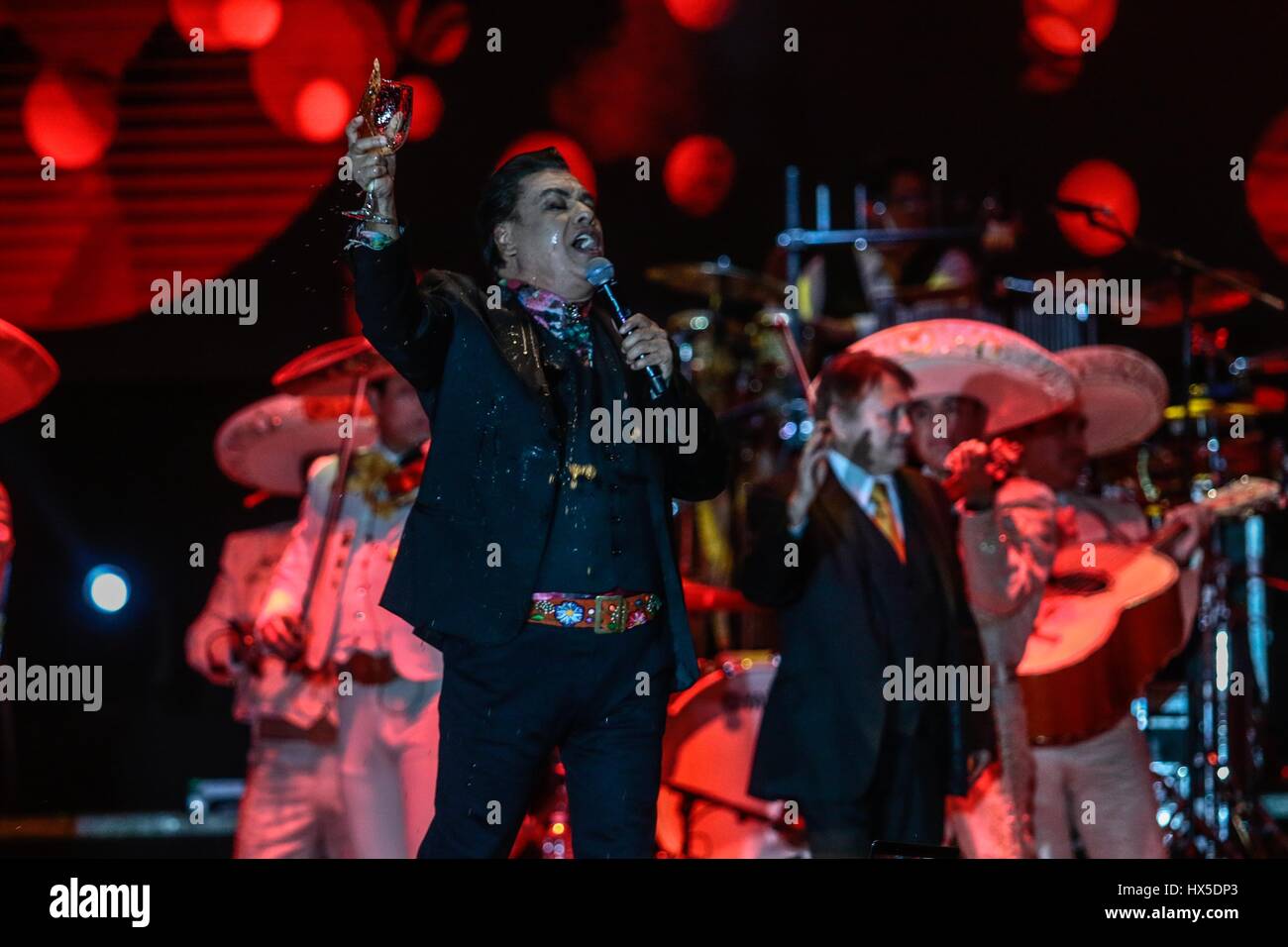 El cantante de Música Popular Mexicana, Juan Gabriel , durante la noche de su concierto en expoForum como parte de su gira noa noa. ©Foto : Stringer/N Banque D'Images