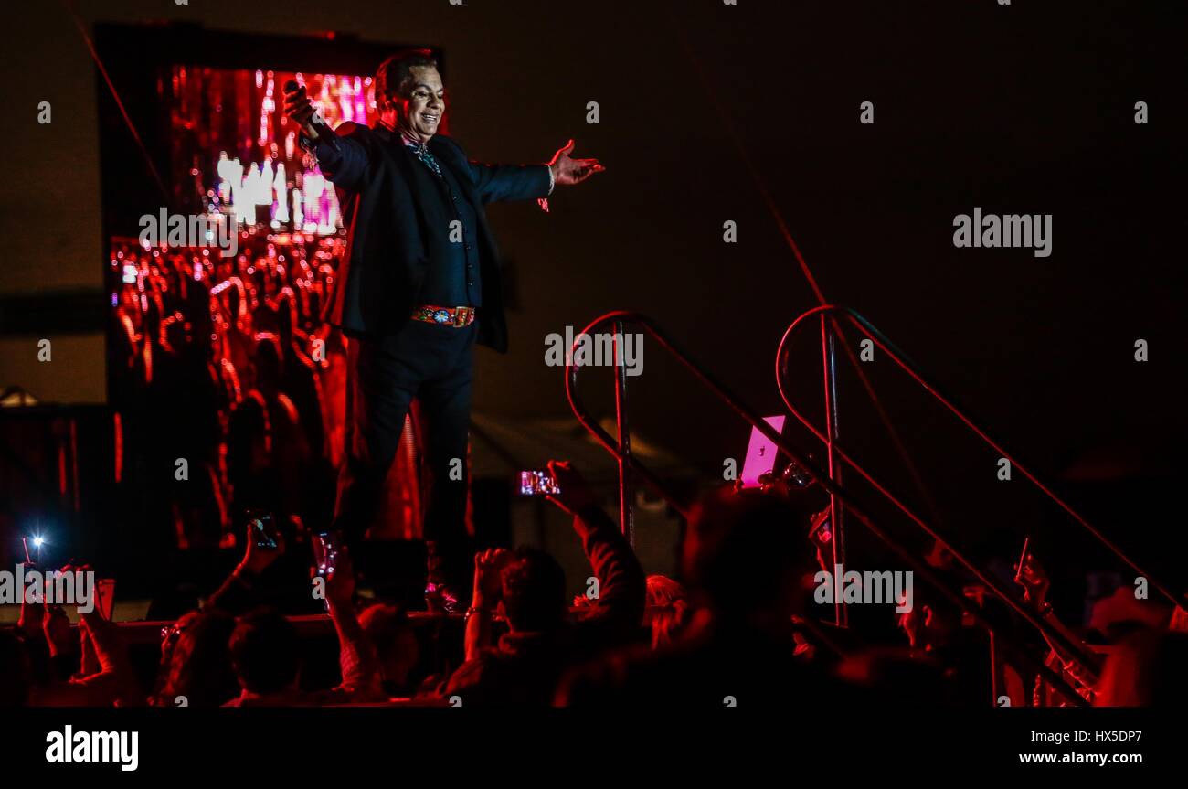 El cantante de Música Popular Mexicana, Juan Gabriel , durante la noche de su concierto en expoForum como parte de su gira noa noa. ©Foto : Stringer/N Banque D'Images