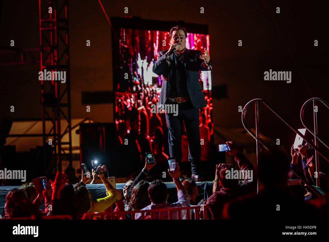 El cantante de Música Popular Mexicana, Juan Gabriel , durante la noche de su concierto en expoForum como parte de su gira noa noa. ©Foto : Stringer/N Banque D'Images