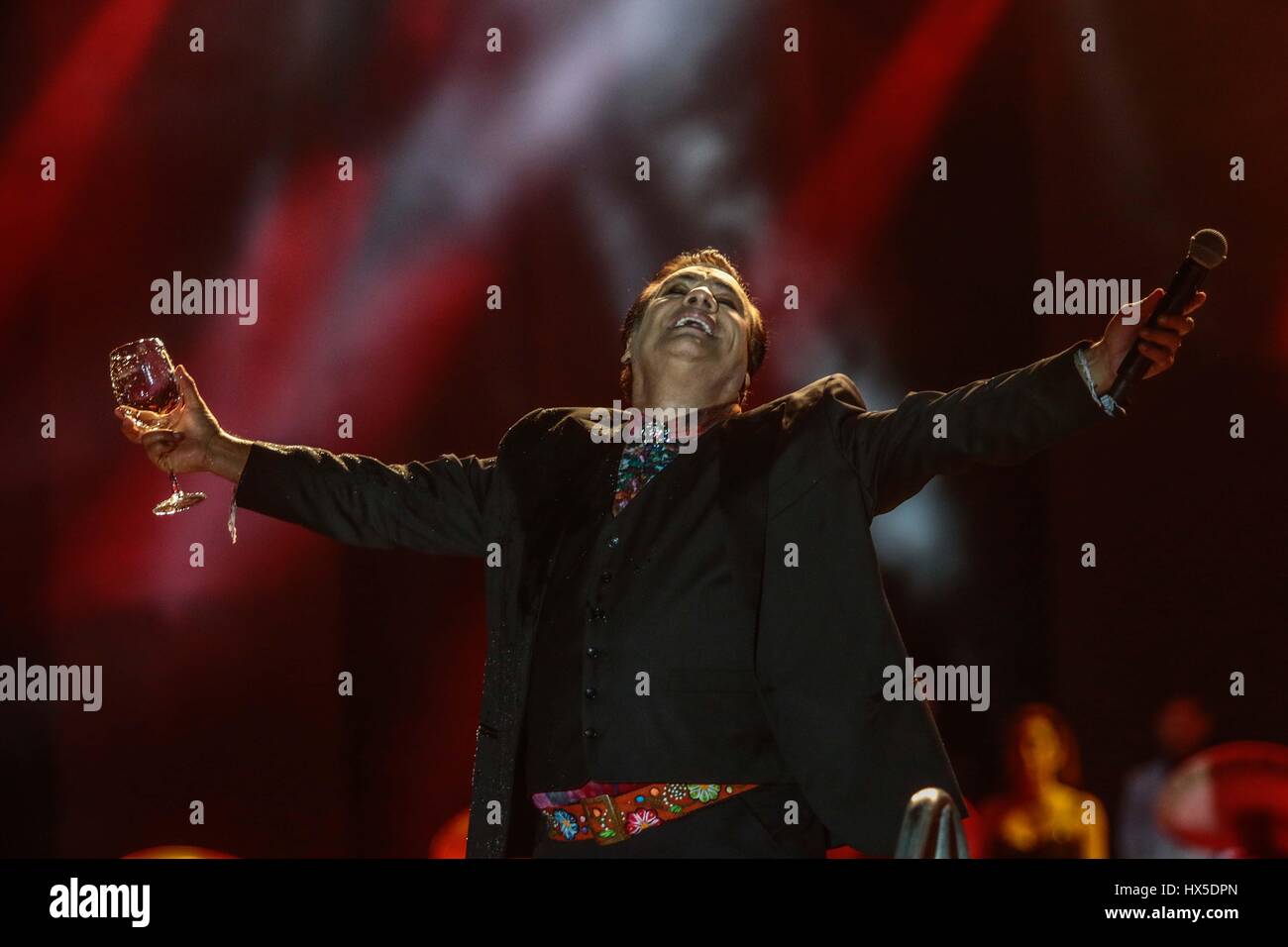 El cantante de Música Popular Mexicana, Juan Gabriel , durante la noche de su concierto en expoForum como parte de su gira noa noa. ©Foto : Stringer/N Banque D'Images