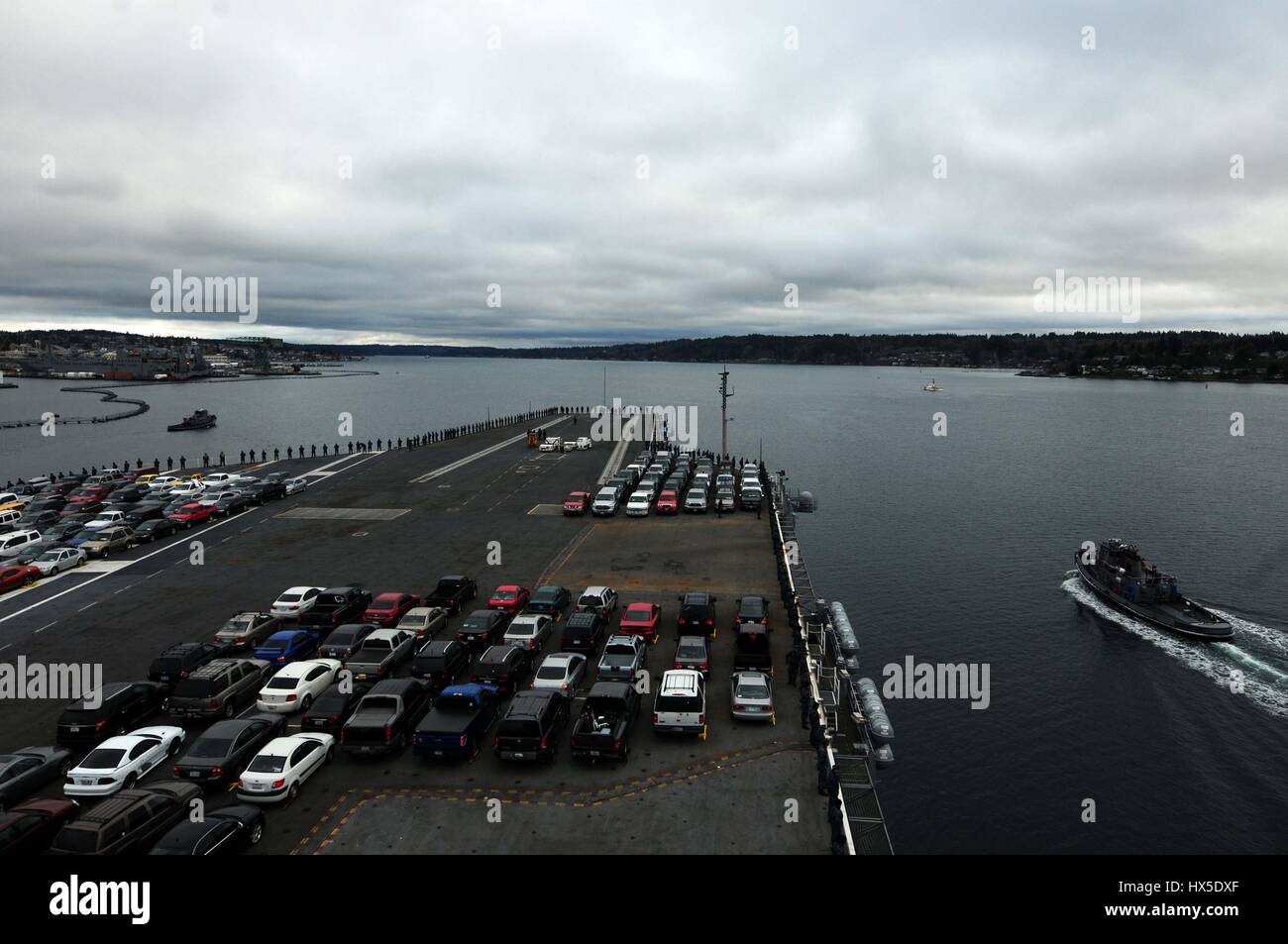Porte-avions USS Ronald Reagan (CVN 76) Départ de Bremerton, Washington pour San Diego après plus d'un an de maintenance, Puget Sound, 2013. Image courtoisie Richard L.J. Gourley/US Navy. Banque D'Images