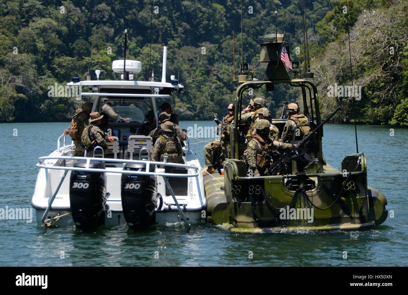 Les marins de la Marine américaine et la marine des Forces spéciales guatémaltèques effectuer une manœuvre de remorquage de la hanche au cours de la gare du sud de partenariat (SPS) 2013, Santo Tomas de Castilla, 2013. Image courtoisie Ashley Hyatt/US Navy. Banque D'Images