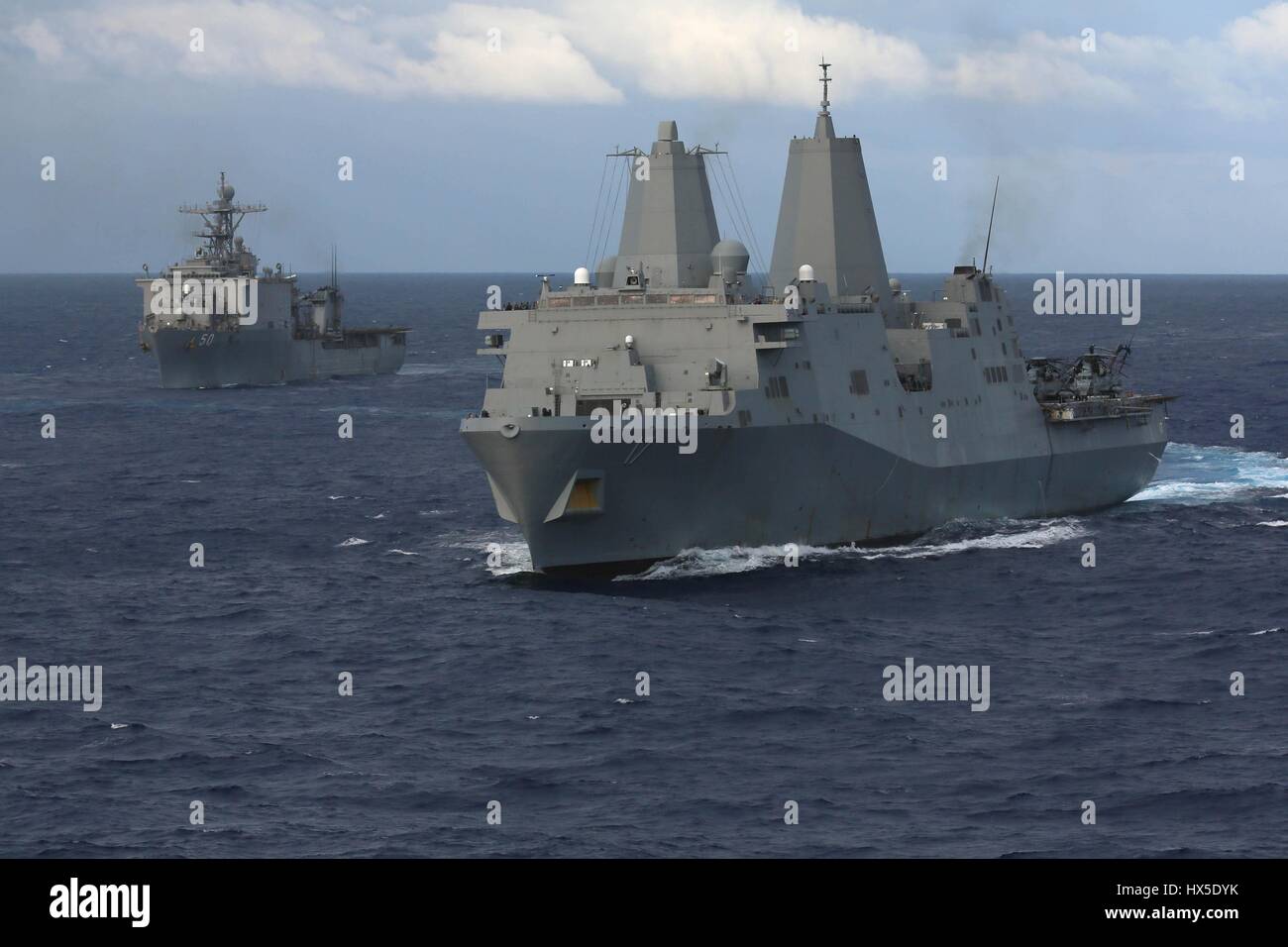 Quai de transport amphibie USS San Antonio (17), LPD landing ship dock amphibie USS Carter Hall (LSD 50), et d'assaut amphibie USS Kearsarge (DG 3), tous deux faisant partie du groupe amphibie Kearsarge avec la 26e Marine Expeditionary Unit (MEU) 26, Océan Atlantique, 2013. Image reproduite avec l'US Navy. Banque D'Images