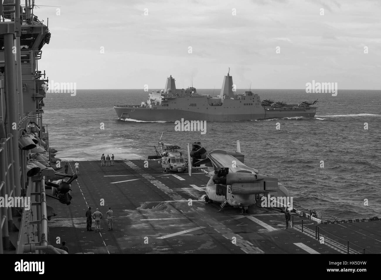 Quai de transport amphibie USS San Antonio (LPD 17) et d'assaut amphibie USS Kearsarge (DG 3), tous deux faisant partie du groupe amphibie Kearsarge avec la 26e Marine Expeditionary Unit (MEU) 26, Océan Atlantique, 2013. Image reproduite avec l'US Navy. Banque D'Images