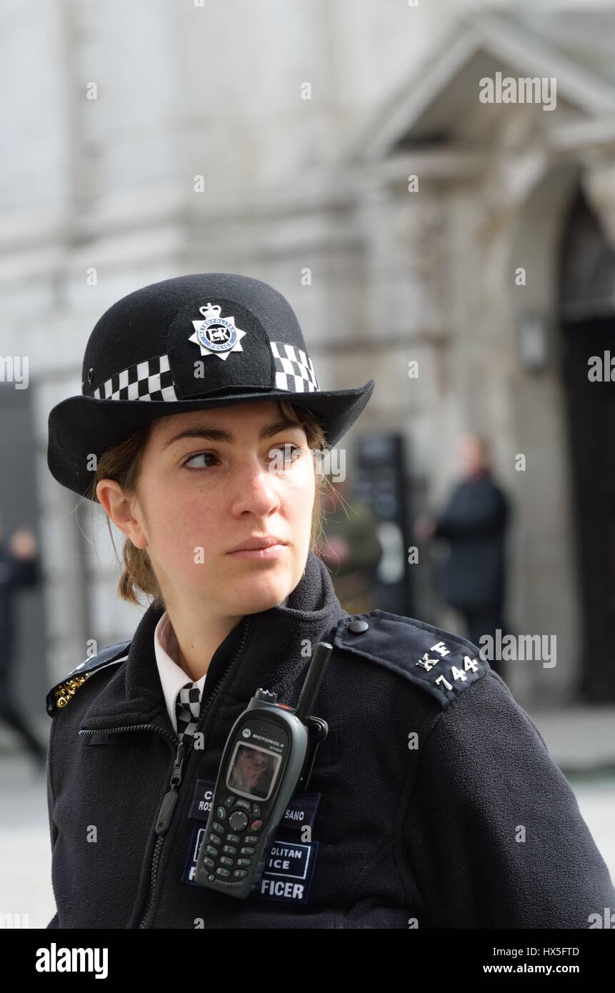 Ville de London ANGLETERRE 13 Mars 2015 : une policière en service Banque D'Images
