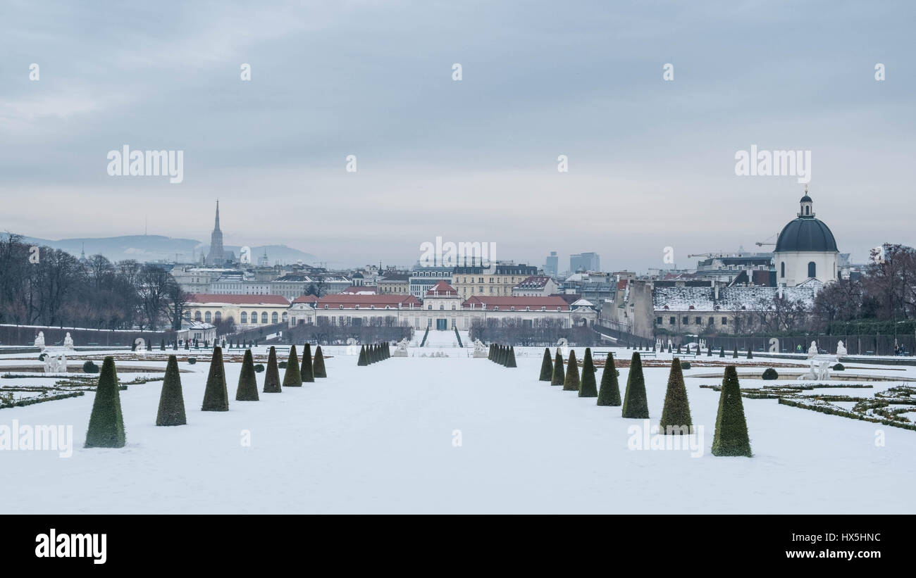Le Palais du Belvédère à Vienne, en Autriche, dans la neige. Banque D'Images