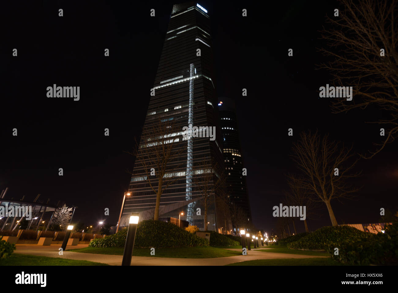MADRID, ESPAGNE - 18 mars : tour de cristal et PwC tower at night, Cuatro Torres Business Area, le 18 mars 2017 à Madrid, Espagne Banque D'Images