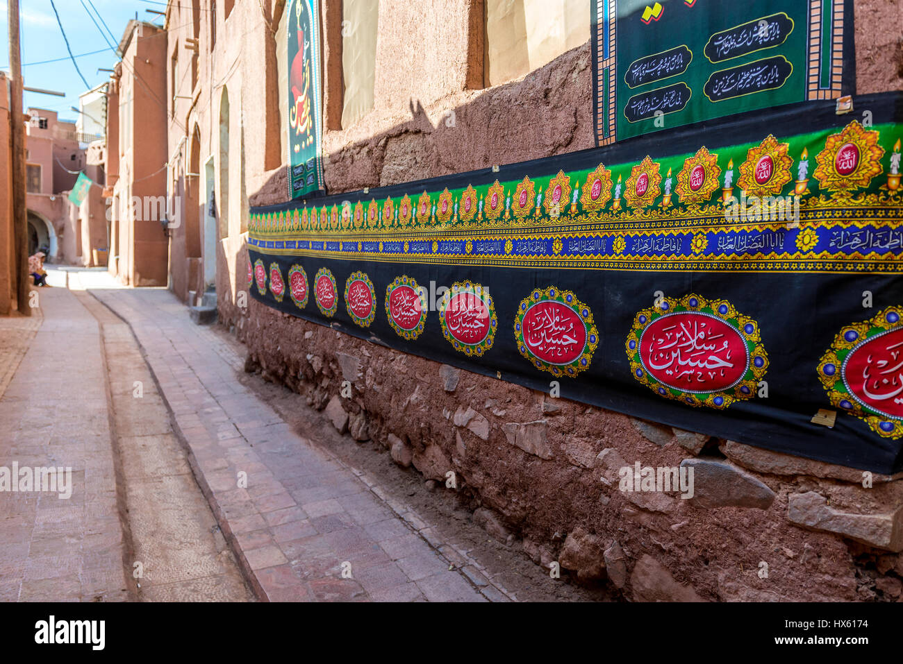 Ruelle avec canal de drainage dans le célèbre village Abyaneh rouge dans le comté de Natanz, Ispahan Province, l'Iran Banque D'Images